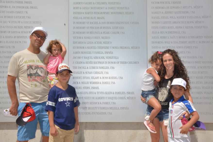 Alberto y Raquel Cohen de México junto a sus hijos durante su visita a Yad Vashem 